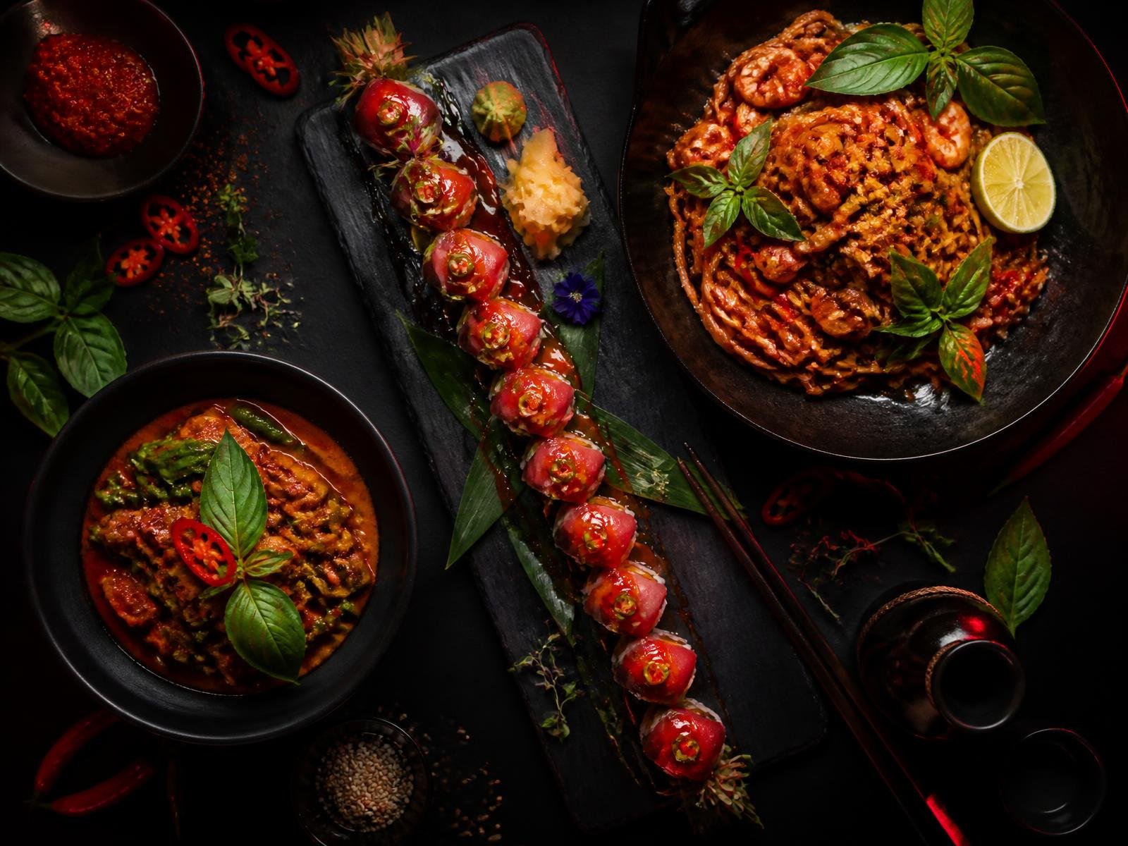 Mesa de platos asiáticos de Azumi con sushi, curry y noodles
